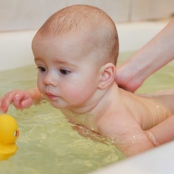 چطور نوزاد خود را حمام کنیم